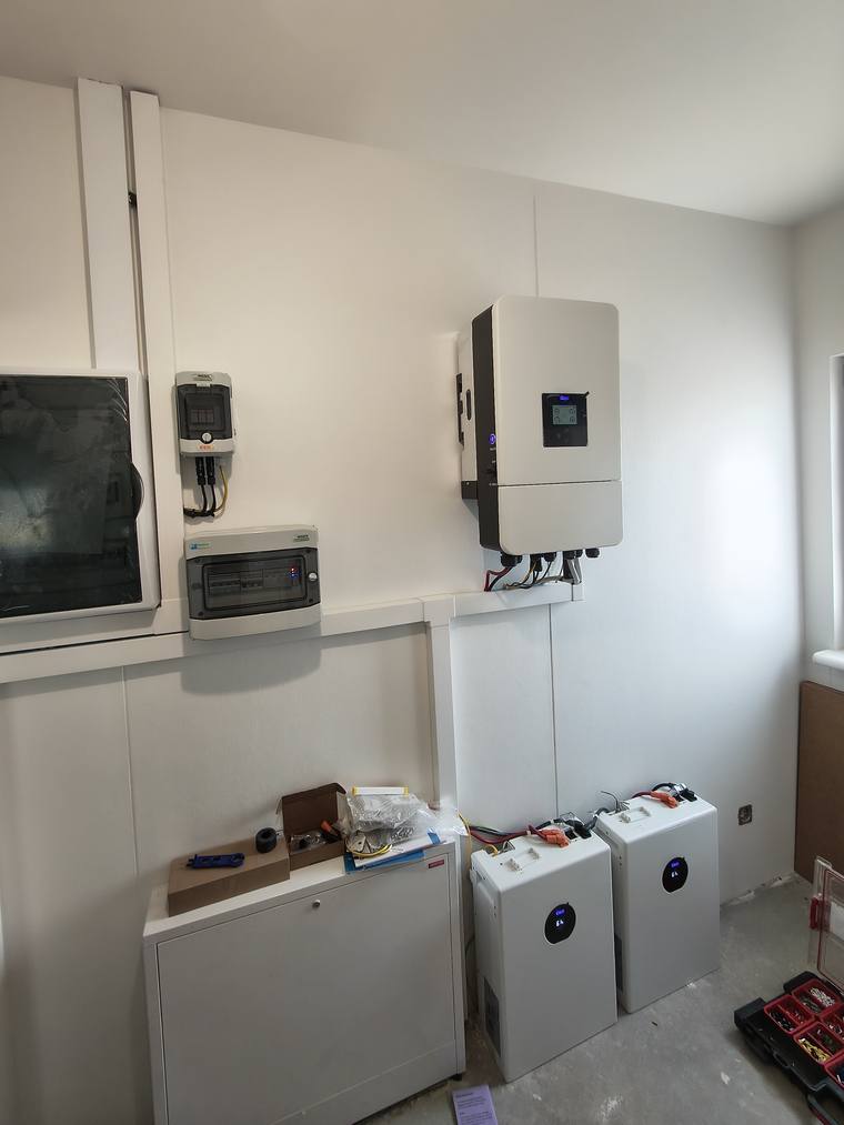 Falownik i dwa moduły bateryjne magazynu energii