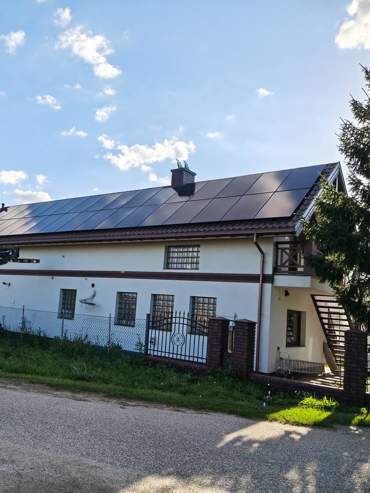 Panele fotowoltaiczne na dachu budynku gospodarskiego