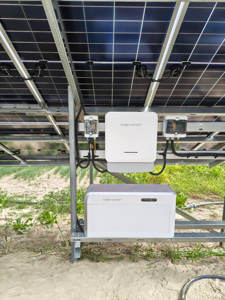 Falownik i magazyn energii zamontowane pod konstrukcją gruntową paneli